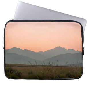 Rustige Roze Zonsondergang Bergen Wilde Gras Lands Laptop Sleeve