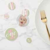 Rustige Sage Green & Roze Floral 1st Birthday Tabl Confetti (Groep)
