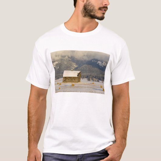 Rustige schuur en hooibalen na verse sneeuw 2 t-shirt (Voorkant)