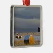 Rustige schuur en hooibalen na verse sneeuw 3 metalen ornament (Rechts)