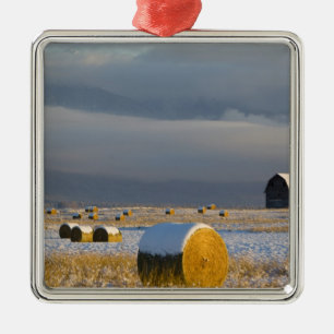 Rustige schuur en hooibalen na verse sneeuw 3 metalen ornament