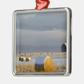 Rustige schuur en hooibalen na verse sneeuw 3 metalen ornament (Links)