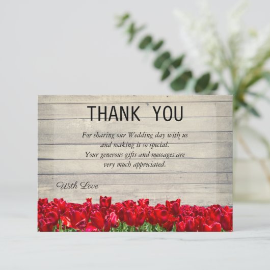 Rustige schuur met rode tulpen dank je kaart (Staand voorkant)