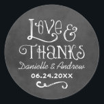 Rustige Script Love and Bedankt Chalkboard Wedding Ronde Sticker<br><div class="desc">Het charmerende krijtbord gunt stickers kenmerkt "Liefde & Bedankt"met een monogram van de douanebruiloft in handgeschreven stijldoopvonten die een witte krijt verschijning hebben. De achtergrond heeft een rustige zwarte plaat getextureerde verschijning.</div>