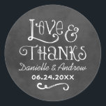 Rustige Script Love and Bedankt Chalkboard Wedding Ronde Sticker<br><div class="desc">Het charmerende krijtbord gunt stickers kenmerkt "Liefde & Bedankt"met een monogram van de douanebruiloft in handgeschreven stijldoopvonten die een witte krijt verschijning hebben. De achtergrond heeft een rustige zwarte plaat getextureerde verschijning.</div>