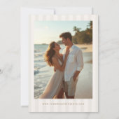 Rustige Shell Monogram Kuststrepen Bruiloft Save The Date (Achterkant)