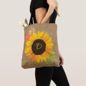 Rustige soonbloemen en vuurwapenmonogram tote bag (Dichtbij)