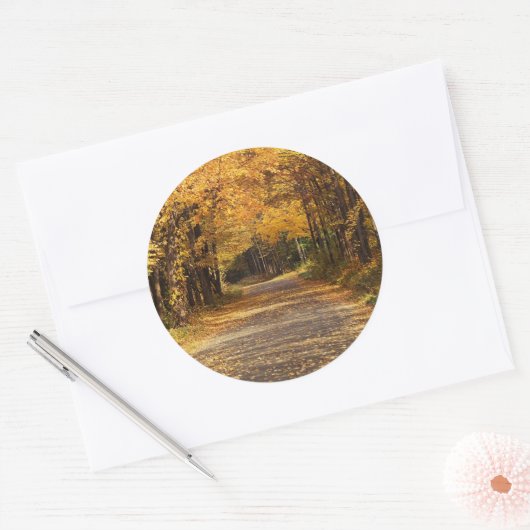 Rustige springbladeren ronde sticker (Envelop)