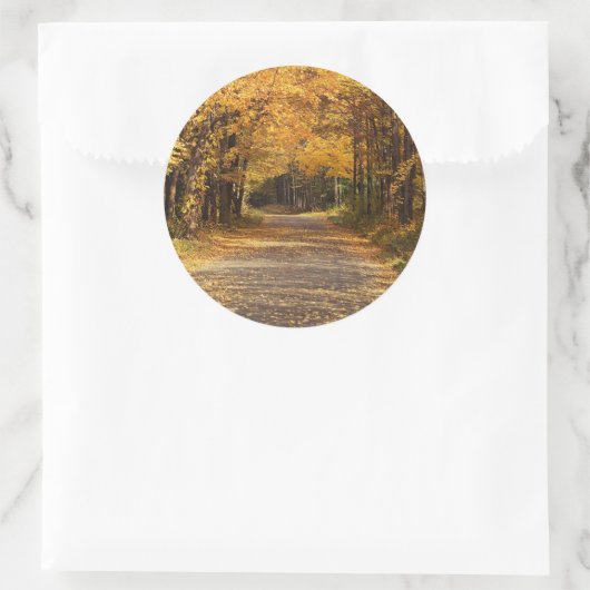 Rustige springbladeren ronde sticker (Tas)