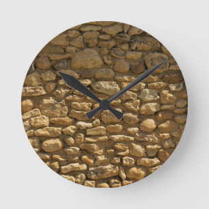 Rustige stenen muur ronde klok