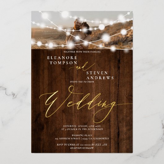 Rustige touwlichten bruin hout 2 foto's bruiloft folie uitnodiging (Voorkant)