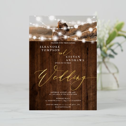 Rustige touwlichten bruin hout 2 foto's bruiloft folie uitnodiging (Staand Voorkant)