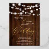 Rustige touwtjes lichten bruin-houtfotobruiloft folie uitnodiging (Voorkant)