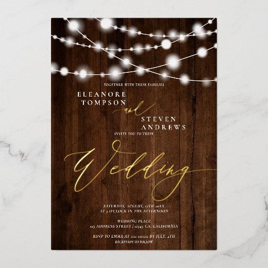 Rustige touwtjes lichten bruin-houtfotobruiloft folie uitnodiging (Voorkant)