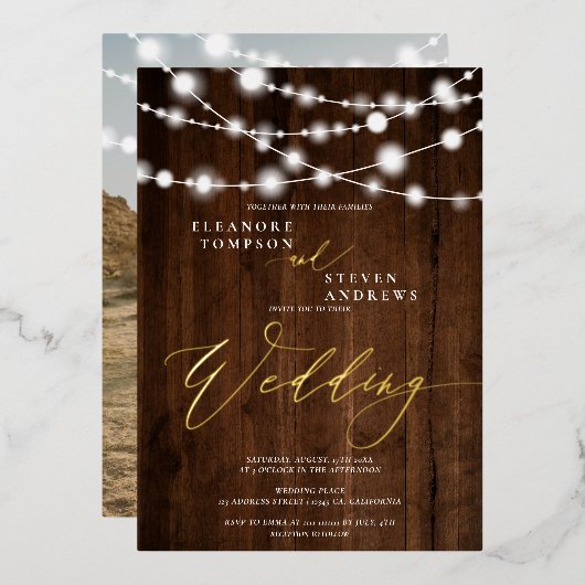 Rustige touwtjes lichten bruin-houtfotobruiloft folie uitnodiging (Voorkant / Achterkant)