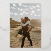 Rustige touwtjes lichten bruin-houtfotobruiloft folie uitnodiging (Achterkant)