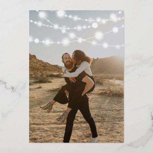 Rustige touwtjes lichten bruin-houtfotobruiloft folie uitnodiging (Achterkant)