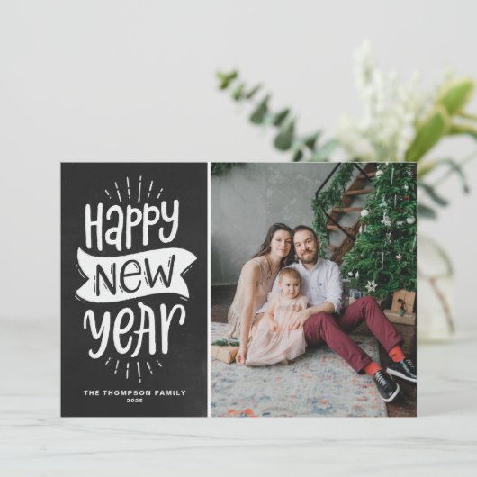 Rustige Typografie Chalkboard Happy Nieuwjaarsfoto Feestdagenkaart (Staand voorkant)