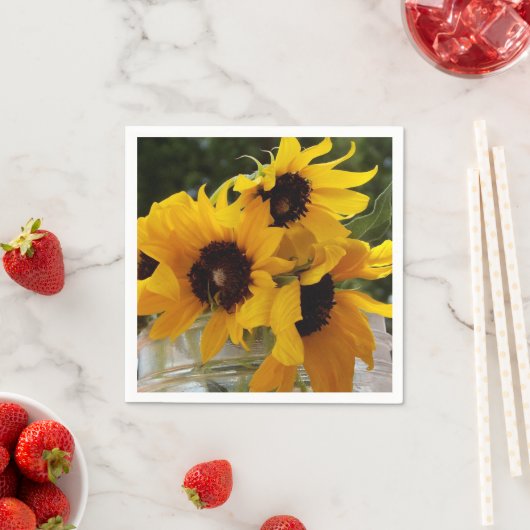 Rustige verse Gele Zonnebloemen in een Mason Jar Servet (Insitu)