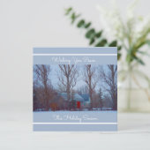 Rustige, vervallen rode schuur in winters sneeuwva feestdagenkaart (Staand voorkant)