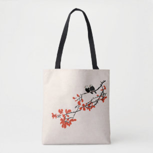 Rustige vogels op boomvertakking met rode bladeren tote bag