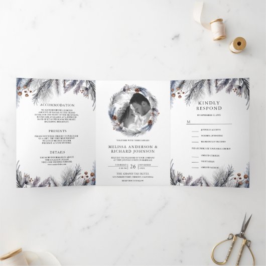 Rustige voorgevulde pijnbladeren tijdens het winte drieluik uitnodiging (Binnen)