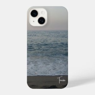 rustige voorkant strand met typografisch gepersona iPhone 14 hoesje