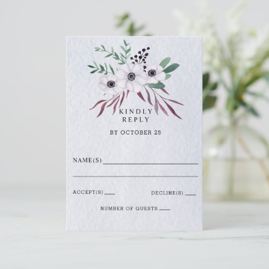 Rustige Waterverf Dusty Blue White Floral Wedding RSVP Kaartje (Staand voorkant)