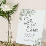 Rustige Waterverf Eucalyptus-Huwelijkscadeaus en - Reclamebord Met Voetstuk<br><div class="desc">Dit mooie voetstuk zal je trouwgasten laten weten waar ze hun cadeautjes en kaarten moeten achterlaten. Biedt een bijtend boho-schitterend ontwerp met handbeschilderde waterverf eucalyptusbladeren en groengroen in tinten,  mos en grijsgroen. Er is een korte boodschap van dank,  samen met de namen van het stel.</div>