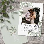 Rustige Waterverf Eucalyptus Square Photo Weddensc Save The Date<br><div class="desc">Deze prachtige bruiloft met de datumkaart is voorzien van uw foto omringd door met de hand geschilderde waterverf van eucalyptusbladeren en bladeren in tinten, mos en groen. De titel leest: Sparen de Datum in elegant manuscript dat. Er is ruimte voor je namen, de trouwdatum en locatie hieronder. Eenvoudig, bijtend en...</div>