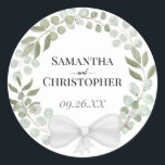 Rustige Waterverf Eucalyptus Wreath Wedding Ronde Sticker<br><div class="desc">Deze mooie trouwstickers zijn perfect als favoriete labels of envelopzegels. Ze zijn voorzien van een bijtende hand geschilderde waterverf met eucalyptusbladeren,  en groen op een klassieke witte achtergrond,  met je namen en de trouwdatum.</div>