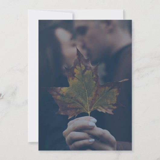 Rustige Waterverf Ginkgo Dusty Blue Wedding Kaart (Achterkant)