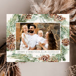 Rustige Waterverf Pine Cone Wreator 2 Foto Feestdagenkaart<br><div class="desc">Elegant vakantie-briefkaart met een waterverf met dennenaaltjes,  dennenboughs en een lichtroomachtige achtergrond. "Vrolijk kerstfeest" wordt weergegeven in donkergroene letters. Pas de voorkant van de dennenvrije kaart aan met uw horizontale foto en familienaam. De kaart keert terug om uw terugkeeradres,  een extra foto,  en uw persoonlijk bericht te tonen.</div>