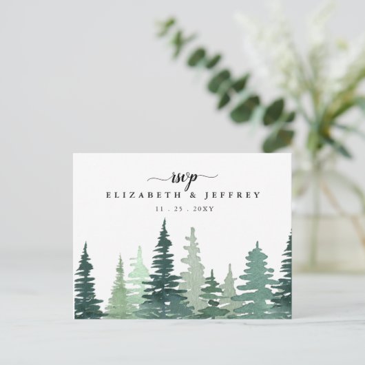 Rustige Waterverf Pine Forest Winter RSVP Uitnodiging Briefkaart (Staand voorkant)