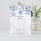 Rustige Waterverf Snowflakes Blue Winter Wedding R RSVP Kaartje (Staand voorkant)