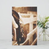 Rustige westerne cowboypaardenzadelzadelbruiloft (Staand voorkant)