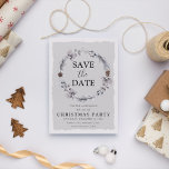 Rustige winter Wreath Kerstmis sparen de datum Uitnodiging Briefkaart<br><div class="desc">Rustic redt de date party-briefkaarten met een feestelijke botanische kerstwinter en een feestelijke sjabloon die gemakkelijk te personaliseren is. De gelijke uitnodigingen zijn beschikbaar.</div>