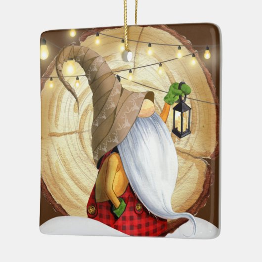 Rustige wintergnoomboom, sneeuw, lichte kerst keramisch ornament (Links)