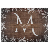 Rustige Wintersnowflakes Monogram Faux Hout Snijplank (Voorkant)