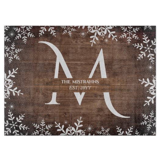 Rustige Wintersnowflakes Monogram Faux Hout Snijplank (Voorkant)