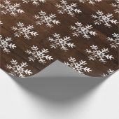 Rustige witte sneeuwvlokken Donkerhout Cadeaupapier (Hoek)