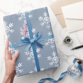 Rustige witte sneeuwvlokken Dusty Blue Cadeaupapier