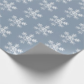 Rustige witte sneeuwvlokken Dusty Blue Cadeaupapier (Hoek)