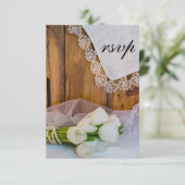 Rustige Witte Tulps Barn Wedding RSVP Reactie (Staand voorkant)