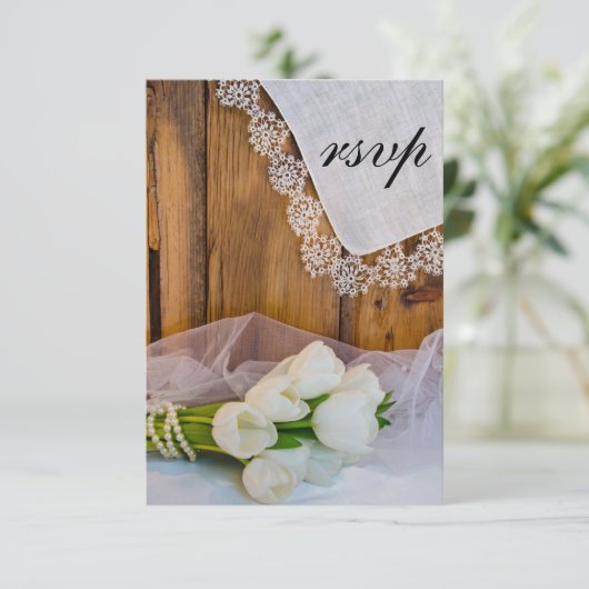 Rustige Witte Tulps Barn Wedding RSVP Reactie (Staand voorkant)