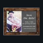 Rustige Wood CHALKBOARD FOTO Save Date Briefkaart<br><div class="desc">Rustic Wood CHALKBOARD FOTO Save Date Briefkaart. Pas met om het even welke tekst en uw eigen foto aan.</div>