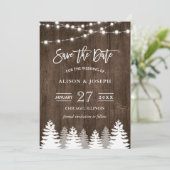 Rustige Wood String Lights Pine Tree Save the Date (Staand voorkant)