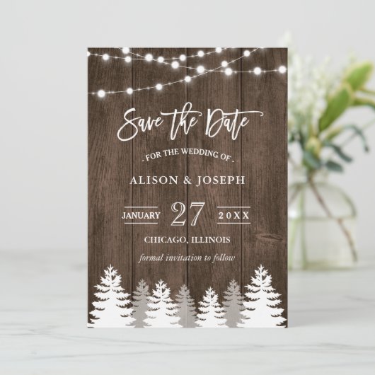 Rustige Wood String Lights Pine Tree Save the Date (Staand voorkant)