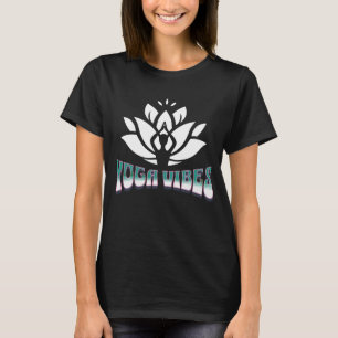 Rustige yogastroom met mat en blokken t-shirt