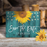 Rustige Zonnebloem Blauwgroen Barn Wedding Save th Aankondigingskaart<br><div class="desc">Rustic Sunflower & String Lights Blauwgroen Barn Wood Wedding Save the Date Announcement.</div>